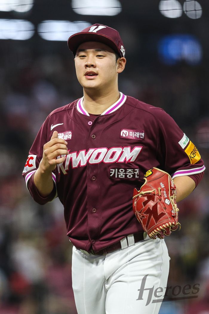 키움 정현우가 26일 광주-기아 챔피언스 필드에서 열린 2025 KBO리그 KIA전에 선발 등판해 이닝을 마친 후 더그아웃으로 내려가고 있다. 사진 | 키움 히어로즈
