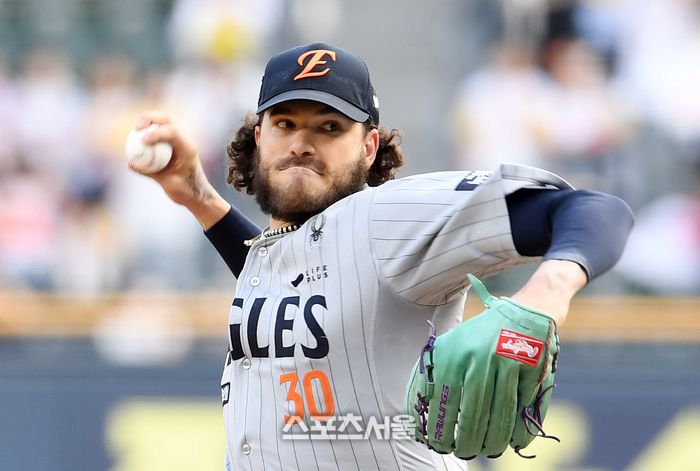 한화 폰세가 28일 잠실구장에서 열린 2025 KBO리그 LG와 경기에 선발 등판해 힘차게 공을 던지고 있다. 잠실 | 박진업 기자 upandup@sportsseoul.com