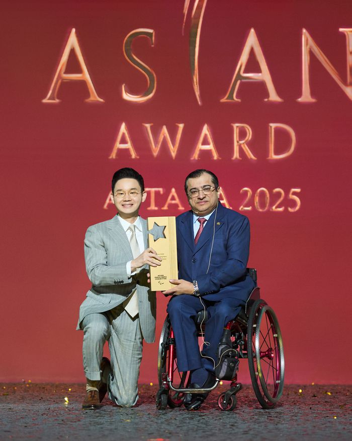 13일 카자흐스탄 아스타나에서 열린 2025 아시아패럴림픽위원회 시상식에서 배동현 BDH 재단 이사장(왼쪽)이 아시아 훈장을 받고 있다. 오른쪽은 APC 마지드 라셰드 위원장. 사진 | 대한장애인체육회