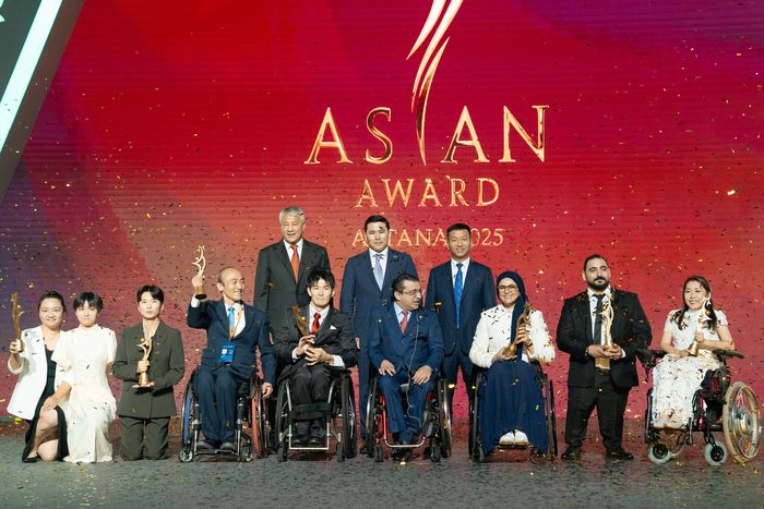13일 카자흐스탄 아스타나에서 열린 2025 아시아패럴림픽위원회 시상식에서 수상자들이 단체 기념촬영을 하고 있다. 사진 | 대한장애인체육회