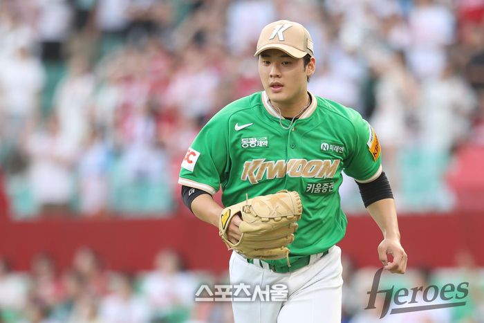 키움 정현우가 12일 인천SSG랜더스필드에서 열린 2025 KBO리그 SSG전에서 이닝을 마친 뒤 더그아웃으로 향하고 있다. 사진 | 키움 히어로즈