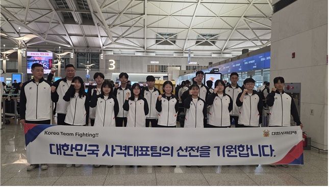 제16회 쉽켄트 아시아사격선수권대회에 참가하는 김경재 감독과 사격 청소년 대표 선수단. 사진 | 대한사격연맹