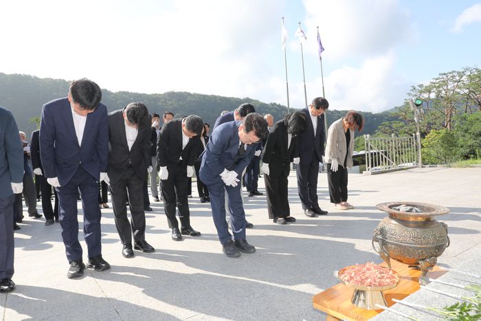 육동한 춘천시장이 15일 항일애국선열추모탑 앞에서 선열들의 희생과 헌신을 기리며 분향하고 있다.  사진|춘천시청