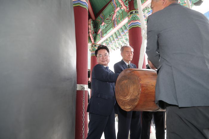 육동한 춘천시장이 시청광장에서 시민·광복회원과 함께 시민의 종을 33회 울리며 광복의 함성을 재현하고 있다.