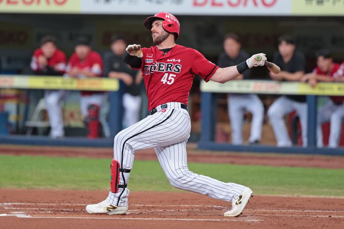 KIA 위즈덤(가운데)이 14일 대구삼성라이온즈파크에서 열린 2025 KBO리그 삼성전에서 6회초 만루 홈런을 터뜨리고 있다. 사진 | KIA 타이거즈