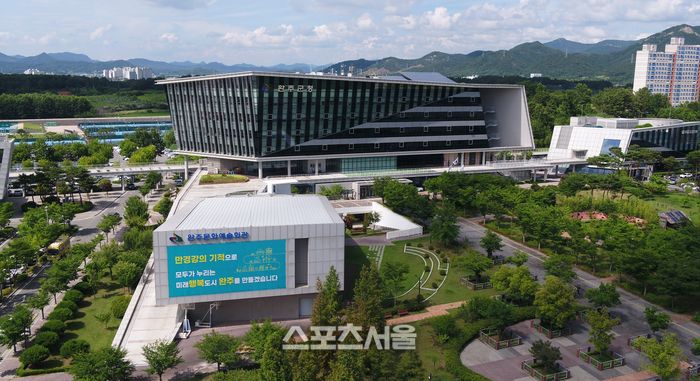 완주군은  ‘학부모매개자 AI 심화 교육과정’ 을 개강했다 .군은 지역 AI 교육을 활성화하고 학부모교육 참여 역량을 강화한다. ( 캡션  /  고봉석 기자, 사진은 완주군청 )