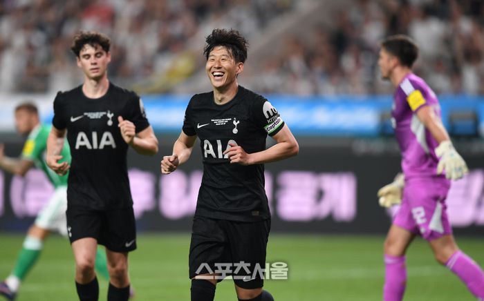 토트넘 손흥민이 3일 서울 월드컵경기장에서 열린 2025 쿠팡플레이 시리즈 뉴캐슬과 경기에서 브래넌 존슨이 골을 넣자 환호하고 있다. 2025. 8. 3.최승섭기자 thunder@sportsseoul.com