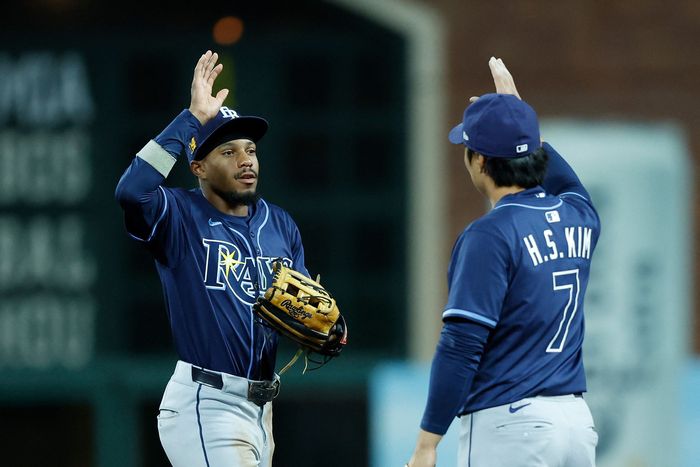 김하성이 16일(한국 시간) 미국 캘리포니아주 샌프란시스코 오라클 파크에서 열린 2025 메이저리그(ML) 정규시즌 샌프란시스코전에서 챈들러 심슨과 하이파이브를 하고 있다. 사진 | AFP 연합뉴스