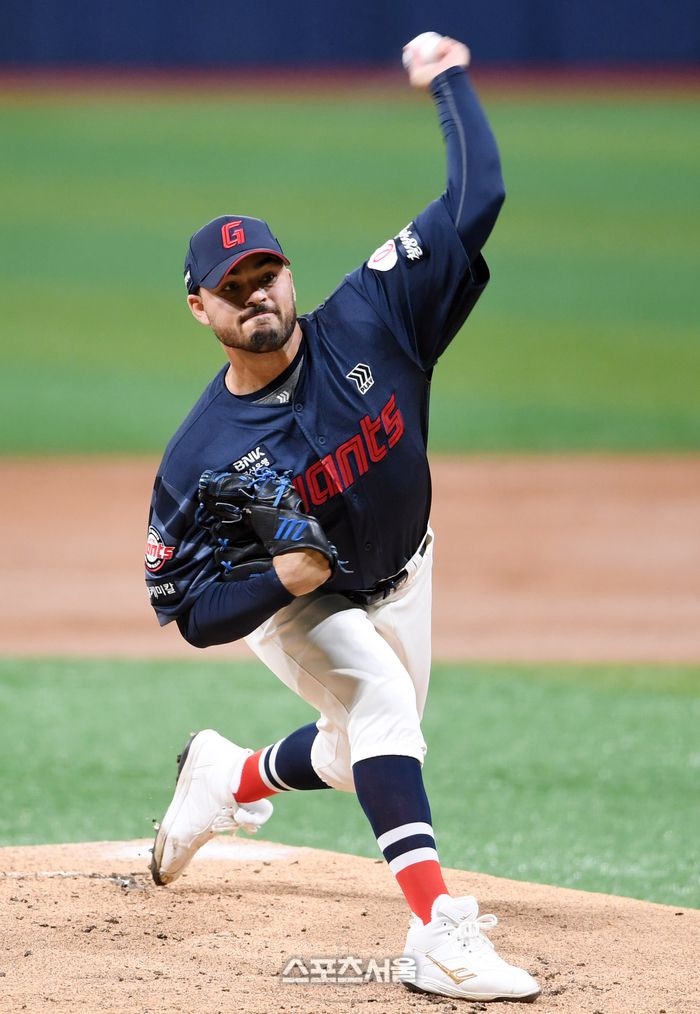 롯데 감보아가 24일 고척스카이돔에서 열린 2025 KBO리그 키움과 경기에  선발 등판해 힘차게 공을 던지고 있다. 고척 | 박진업 기자 upandup@sportsseoul.com
