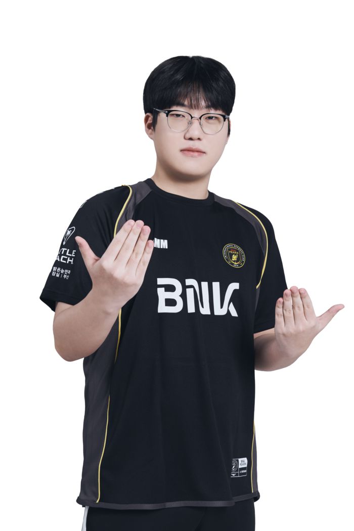 노영진은 18일 서울 잠실DN콜로세움에서 열린 2025 FC온라인 슈퍼 챔피언스 리그(FSL) 서머 C조 첫 경기서 김승환을 2-1로 꺾었다. 사진 | 넥슨