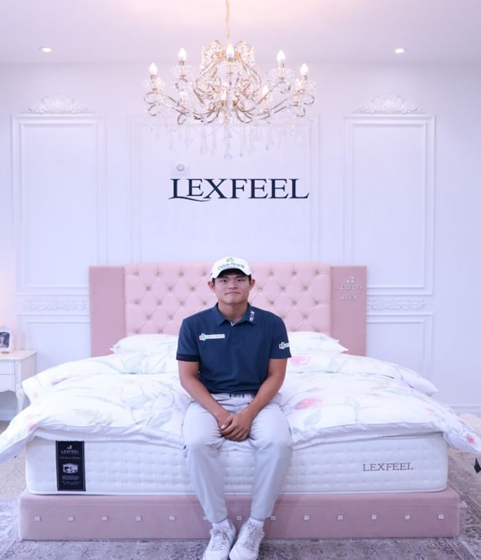 장희민이 렉스필과 후원계약을 체결하고 럭셔리 침대에 걸터 앉아 포즈를 취하고 있다. 사진 | 렉스필
