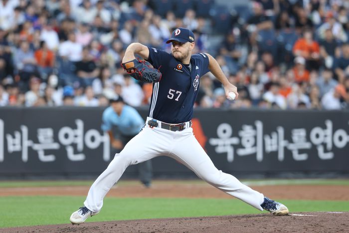 두산 어빈이 19일 대전 한화생명 볼파크에서 열린 2025 KBO리그 한화전에 선발 등판해 역투하고 있다. 사진 | 두산 베어스