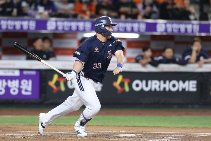 두산 김인태가 19일 대전 한화생명 볼파크에서 열린 2025 KBO리그 한화전에서 7회초 대타로 나서 땅볼 타점을 만들고 있다. 사진 | 두산 베어스