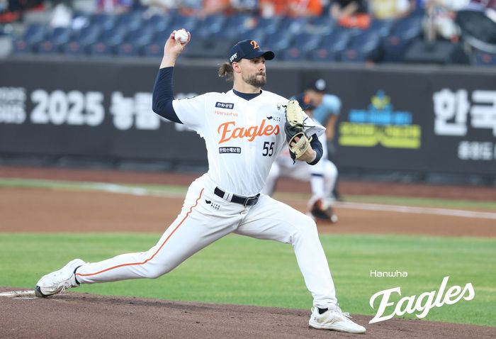 한화 와이스가 19일 대전 한화생명 볼파크에서 열린 2025 KBO리그 두산전에 선발 등판해 힘차게 공을 던지고 있다. 사진 | 한화 이글스