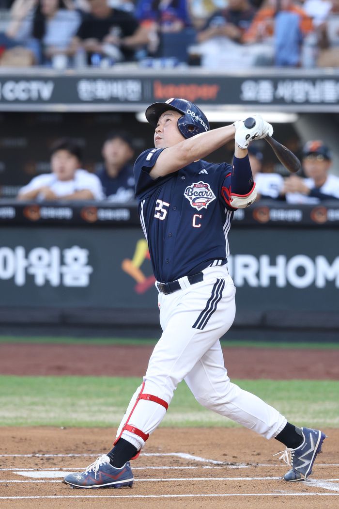 두산 양의지가 19일 대전 한화생명 볼파크에서 열린 2025 KBO리그 한화전에서 1회초 희생플라이를 치고 있다. 사진 | 두산 베어스