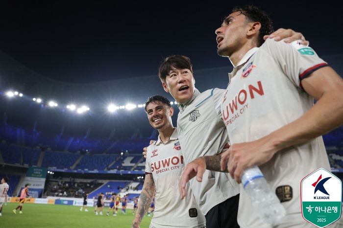 수원FC 김은중 감독이 2일 울산문수경기장에서 울산을 이긴 뒤 윌리안(왼쪽), 루안과 어깨동무를 하며 기뻐하고 있다.제공 | 한국프로축구연맹