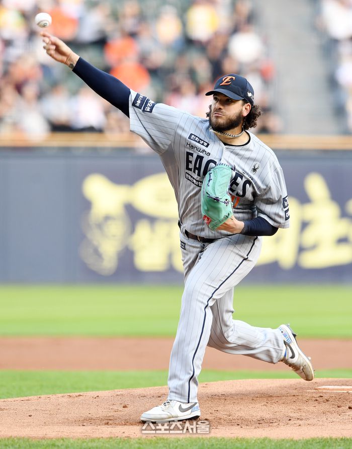 한화 폰세가 잠실구장에서 열린 2025 KBO리그 LG와 경기에 선발 등판해 힘차게 공을 던지고 있다. 잠실 | 박진업 기자 upandup@sportsseoul.com