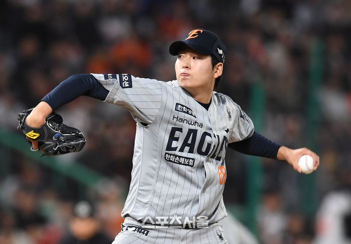 한화 조동욱이 인천SSG랜더스필드에서 열린 2025 KBO리그 SSG와의 경기 9회말 등판해 힘차게 공을 던지고 있다. 문학 | 박진업 기자 upandup@sportsseoul.com