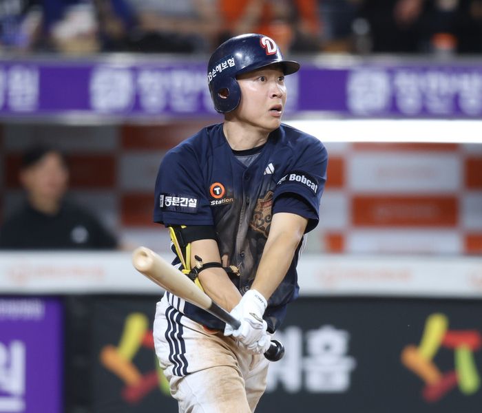 두산 정수빈이 19일 대전 한화생명 볼파크에서 열린 2025 KBO리그 한화전에서 7회초 2타점 3루타를 치고 있다. 사진 | 두산 베어스