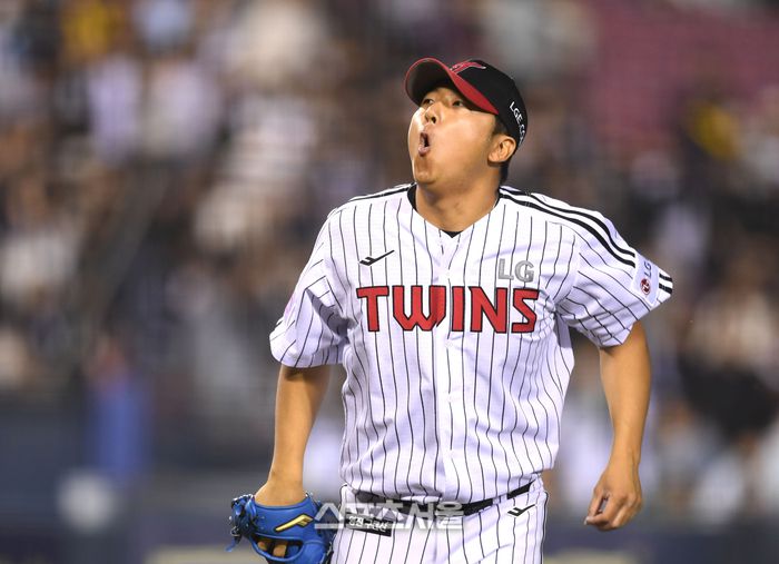 LG 선발투수 송승기가 23일 서울 잠실구장에서 열린 2025 KBO리그 NC와 경기 4회초 상대 손아섭을 투수앞 땅볼로 처리한 후 안도의 한숨을 쉬고 있다. 잠실 | 최승섭기자 thunder@sportsseoul.com