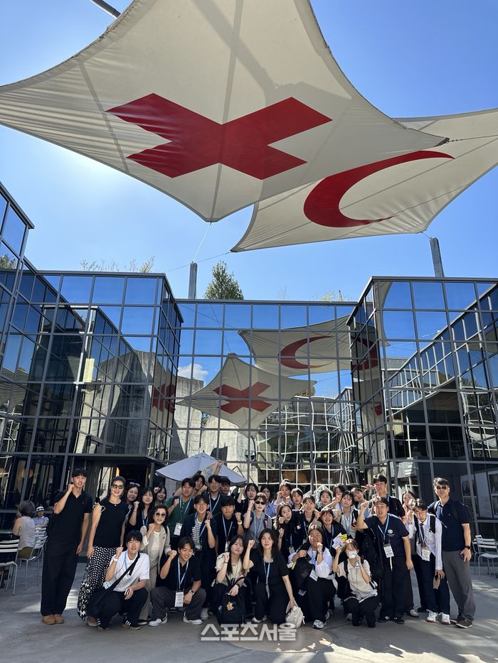 2025 강원 청소년 외교 교육프로그램 참가 청소년들이 유엔 제네바 국제적십자사박물관 (International Red Cross Museum)에서 기념촬영을 하고 있다.국제적십자사박물관은 인도주의와 국제인도법의 실제 적용을 전시와 체험을 통해 전달하는 공간이다. 전쟁과 재난 속 인권 보호의 역사를 다룬 다양한 유물과 영상은 참가자들에게 추상적인 ‘도움’의 개념을 구체적 현실로 바꾸어 주었다. 제네바협약의 의미와 실행과정을 시각적으로 전달한다. 인간 존엄성과 중립성이라는 핵심가치에 대한 깊은 성찰의 기회를 제공했다는 점에서 교육적 효과가 높았다. 사진|유스나우(YOUTHNOW)