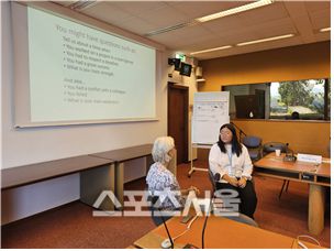 제네바 국제적십자사박물관 담당자와 대화하는 춘천여자고등학교 김도은 학생.  사진|본인 제공