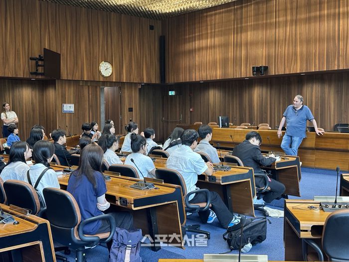 The International Labour Organisation(ILO)-Private Guided Tour_담당자 : Mr. Remo BecciILO는 유엔 산하 유일의 삼자 구조(정부-고용주-노동자)기관으로 노동권 보장을 위한 국제 기준 제정 과정을 현장에서 체험하게 했다. 참가자들은 아동노동, 출산휴가, 노동시간 관련 협약의 제정 및 적용 절차에 대해 실질적으로 이해하게 되었다. 노동이 단순한 경제활동이 아닌 인권의 핵심이라는 인식을 갖게 되었다. 실제 회의장의 구조와 역사적 사례는 국제기구의 협상 구조와 제도 설계에 대한 통찰을 제공했다.  사진|유스나우(YOUTHNOW)