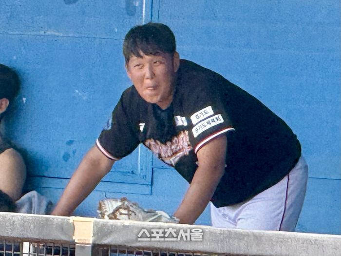 서준원이 수원 파인이그스 유니폼을 입고 더그아웃에서 웃고 있다. 화성 | 박연준 기자 duswns0628@sportsseoul.com