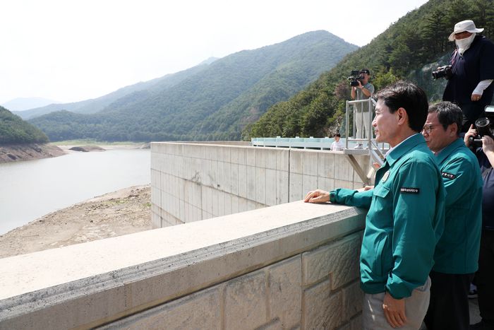 김진태 강원특별자치도지사가 오봉저수지의 심각한 저수현황을 안타깝게 바라보고 있다.  사진|강원특별자치도청