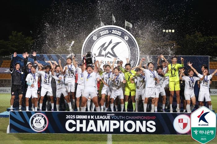 부산 아이파크 15세 이하(U15·낙동중)가 지난 21일 충청남도 천안시에 있는 천안축구센터 주경기장에서 끝난 2025 GROUND.N K리그 U15 챔피언십 결승전에서 전북 현대를 누르고 우승한 뒤 세리머니하고 있다. 사진 | 한국프로축구연맹