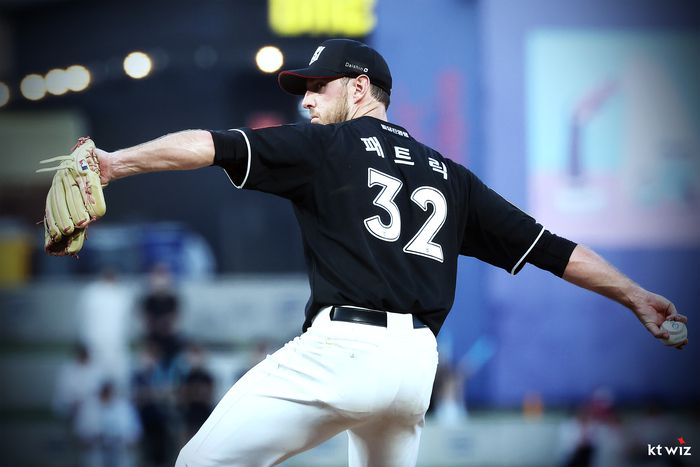 KT 패트릭이 투구에 임하고 있다. 사진 | KT 위즈