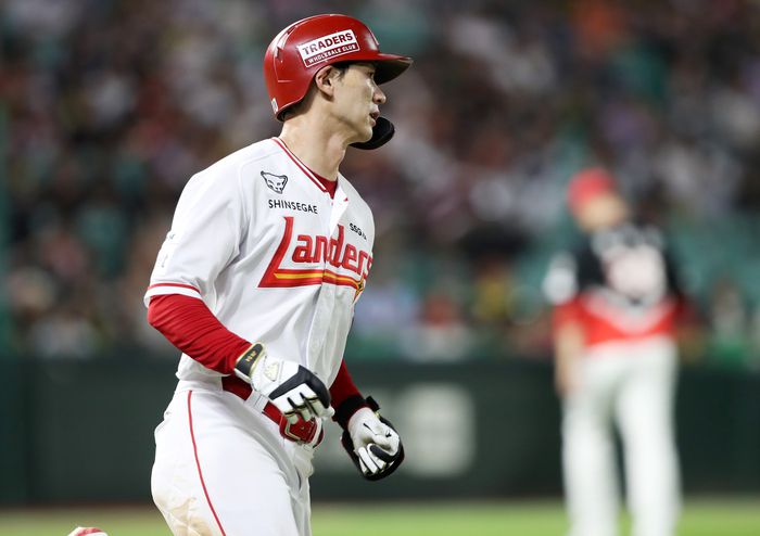 SSG 안상현이 26일 인천SSG랜더스필드에서 열린 2025 KBO리그 KIA전에서 6회말 솔로 홈런을 때린 후 베이스를 돌고 있다. 사진 | SSG 랜더스