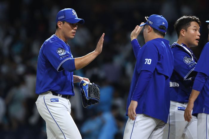 삼성 김재윤(왼쪽)이 19일 창원NC파크에서 열린 2025 KBO리그 정규시즌 NC전 승리 후 박진만 감독과 하이파이브를 하고 있다. 사진 | 삼성 라이온즈