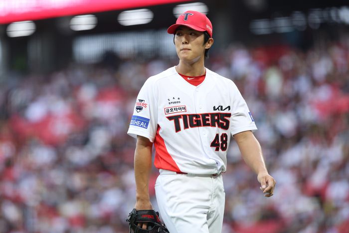 KIA 이의리가 이닝을 마치고 마운드서 내려오고 있다. 사진 | KIA 타이거즈