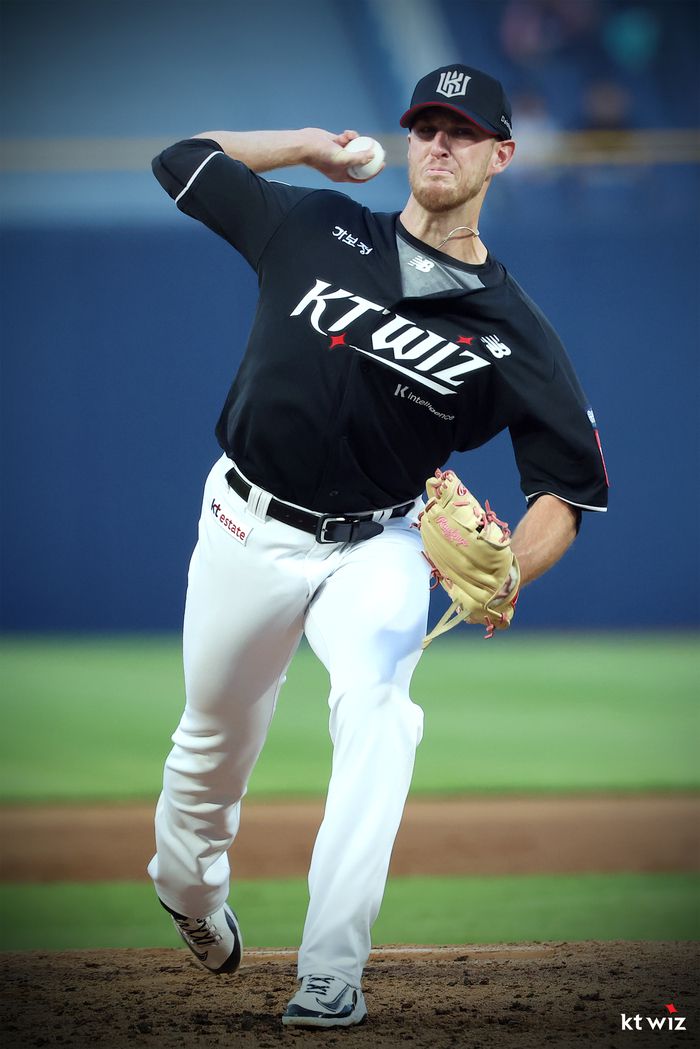 KT 패트릭이 역투하고 있다. 사진 | KT 위즈