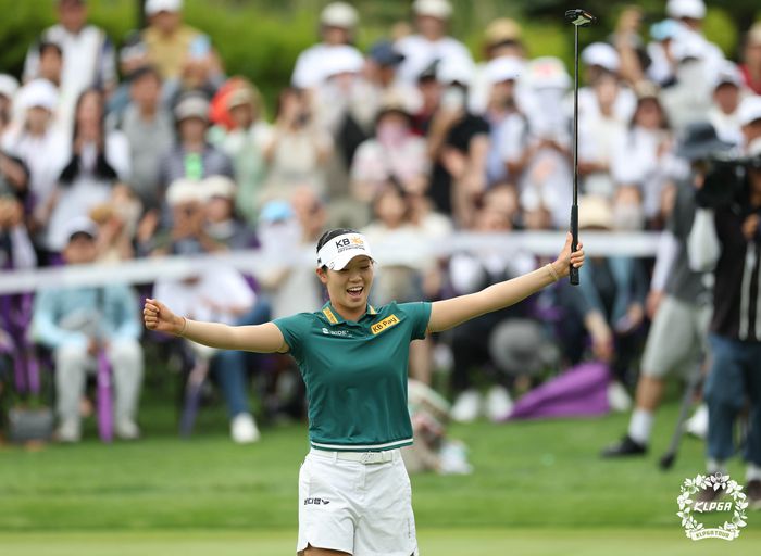 방신실이 KLPGA투어 하이원리조트 여자오픈 2025 최종라운드에서 우승을 확정한 뒤 포효하고 있다. 사진 | KLPGA