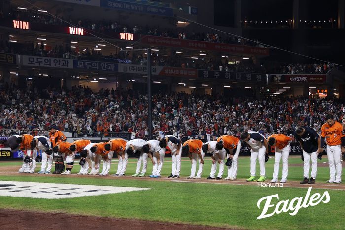한화 선수들이 24일 대전 한화생명 볼파크에서 열린 2025 KBO리그 SSG전 승리 후 관중석을 향해 인사하고 있다. 사진 | 한화 이글스