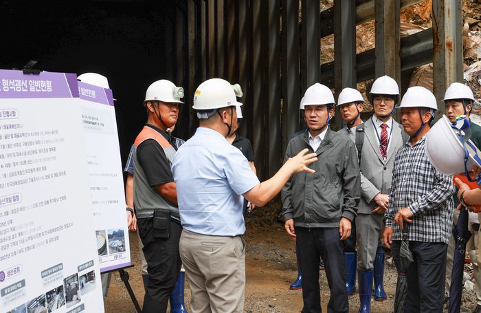김진태 강원특별자치도지사가 26일 춘천시 사북면 신포리에 위치한 국내 유일의 형석 광산에서 현황을 보고 받고 있다.  사진|강원특별자치도청