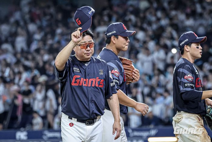 롯데 김태형 감독이 24일 창원NC파크에서 열린 2025 KBO리그 NC전 승리 후 팬에게 인사하고 있다. 사진 | 롯데 자이언츠