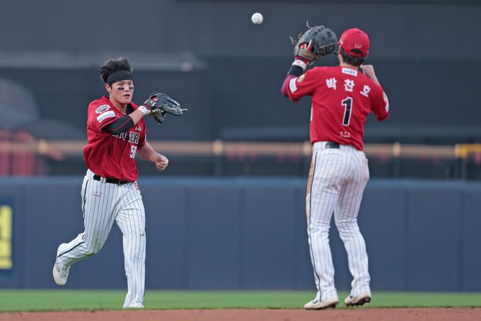 KIA 오선우가 좋은 수비를 펼친 후 공을 박찬호에게 넘겨주고 있다. 사진 | KIA 타이거즈