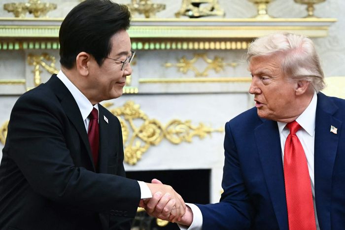 이재명 대통령(왼쪽)이 26일(한국시간) 미국 백악관 오발 오피스에서 도널드 트럼프 미국대통령과 정상회담에서 악수하고 있다. 사진 | AFP 연합뉴스