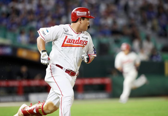 SSG 현원회가 6일 인천SSG랜더스필드에서 열린 2025 KBO리그 삼성전에서 1타점 적시타를 친 뒤 베이스를 돌고 있다. 사진 | SSG 랜더스