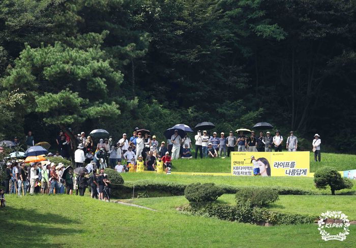 지난해 열린 KB금융 스타챔피언십에 많은 갤러리가 선수들의 샷을 감상하고 있다. 사진 | KLPGA
