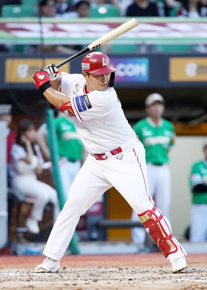 SSG 현원회가 14일 인천SSG랜더스필드에서 열린 2025 KBO리그 키움전에서 타격에 임하고 있다. 사진 | SSG 랜더스