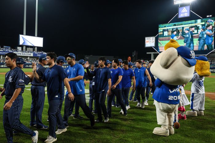 삼성 선수들이 24일 대구삼성라이온즈파크에서 열린 2025 KBO리그 키움전에서 7-4로 승리한 뒤 하이파이브를 하고 있다. 사진 | 삼성 라이온즈