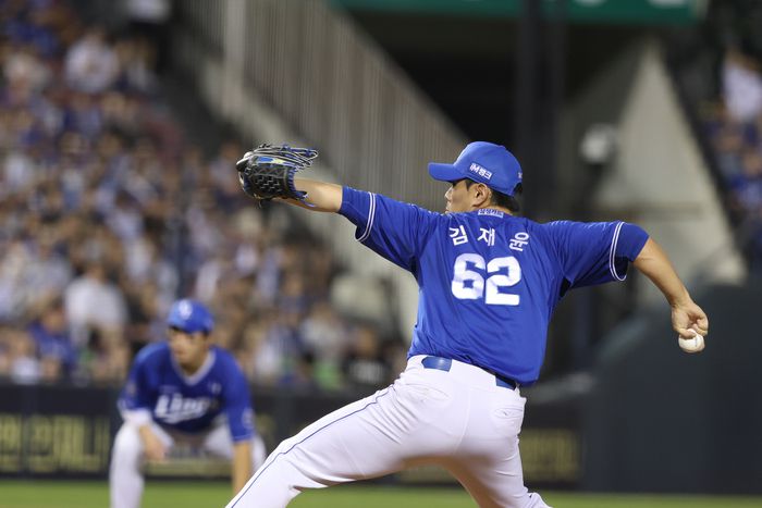 삼성 김재윤이 26일 서울 잠실구장에서 열린 2025 KBO리그 두산전에 등판해 역투하고 있다. 사진 | 삼성 라이온즈