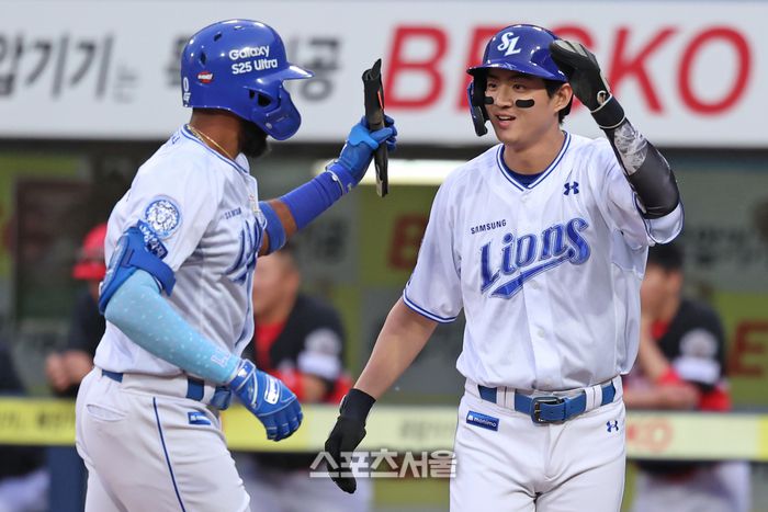 삼성 디아즈(왼쪽)가 24일 대구삼성라이온즈파크에서 열린 2025 KBO리그 정규시즌 KIA 전 1회말 홈런을 친 후 홈을 밟으며 구자욱과 세리머니하고 있다. 사진 | 삼성 라이온즈