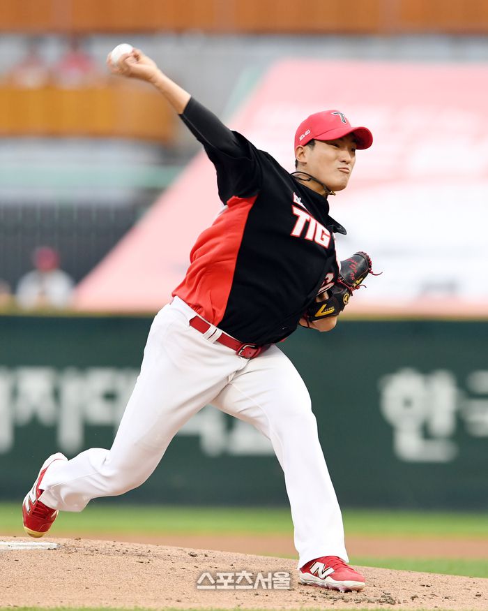 KIA 김도현이 27일 인천 SSG랜더스필드에서 열린 2025 KBO리그 SSG와 경기에 선발 등판해 힘차게 공을 던지고 있다. 문학 | 박진업 기자 upandup@sportsseoul.com