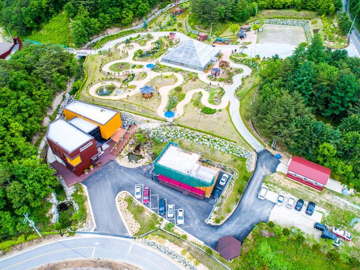 양구수목원- DMZ야생동물생태관, DMZ야생화분재원, 목재문화체험관 등 다양한 체험과 1,000여종의 나무와 식물을 한곳에서 감상할 수 있는 곳.  사진|양구군청