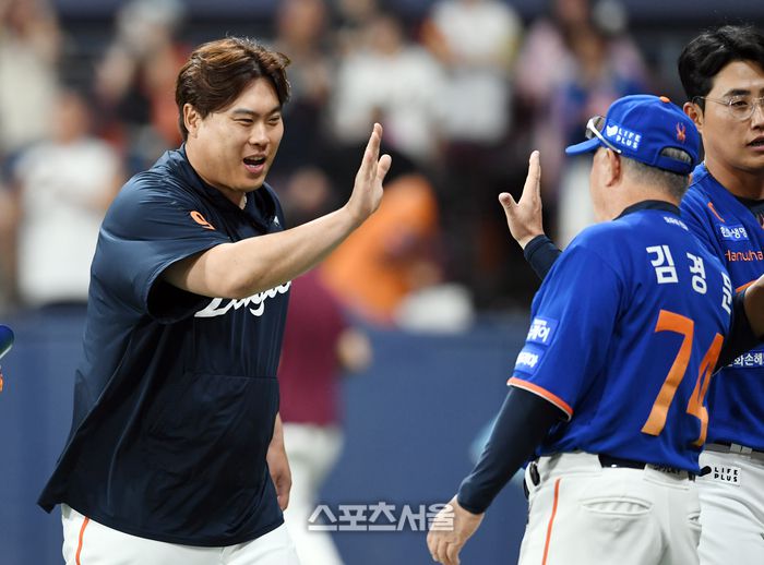 한화 선발투수 류현진(왼쪽)이 26일 고척스카이돔에서 열린 2025 KBO리그 키움과 경기에서 3-1로 승리한 뒤 김경문 감독과 하이파이브를 나누고 있다. 류현진은 6이닝 1실점 호투를 펼쳤지만 승수를 쌓진 못했다. 고척 | 박진업 기자 upandup@sportsseoul.com